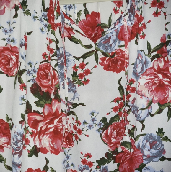 Loft Outlet,Women's Blouse white with flowers, Petite - Picture 4 of 6